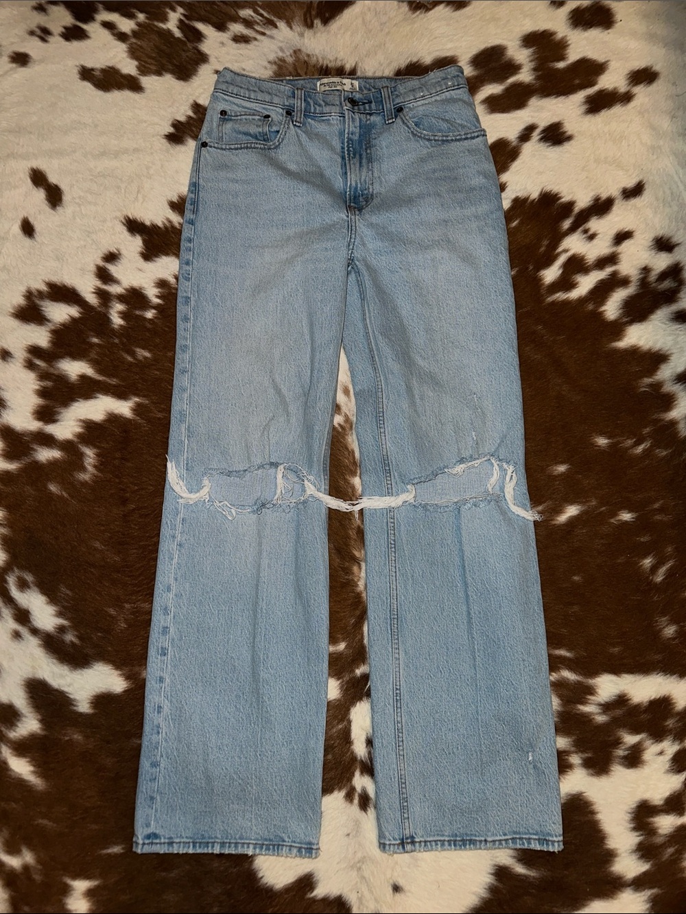 NWOT Abercrombie & Fitch light washed distressed, wide leg jean! Size 27/4R